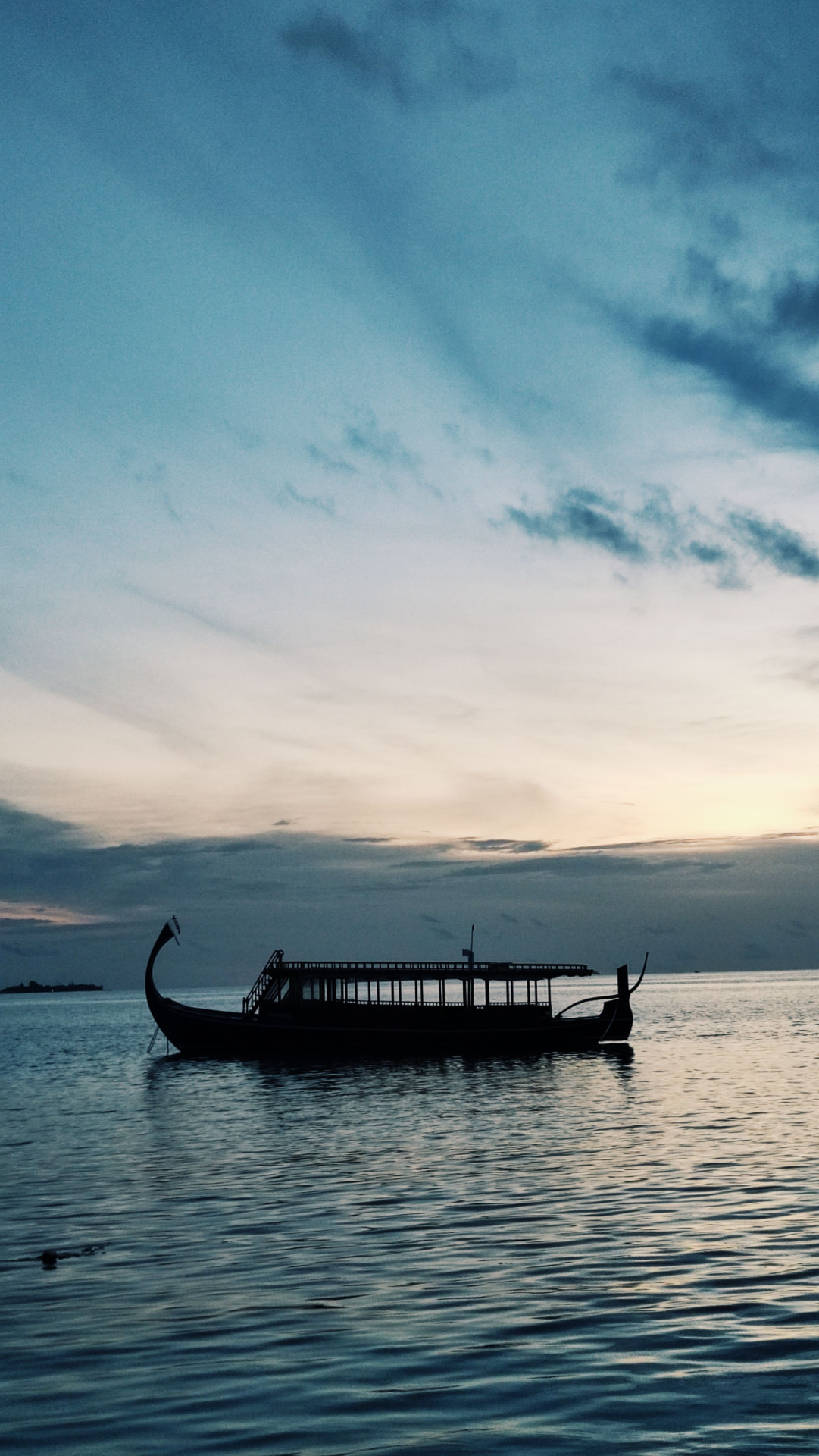 Barca da pesca al tramonto nelle acque di Zanzibar